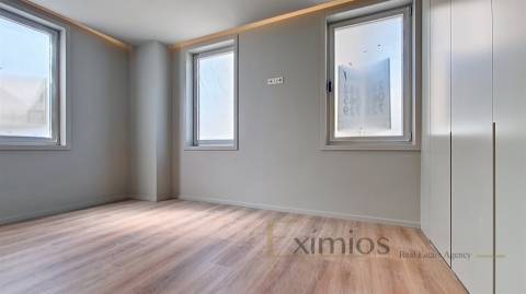 Apartamento T3 remodelado, em 2ª linha de praia, na Póvoa de Varzim