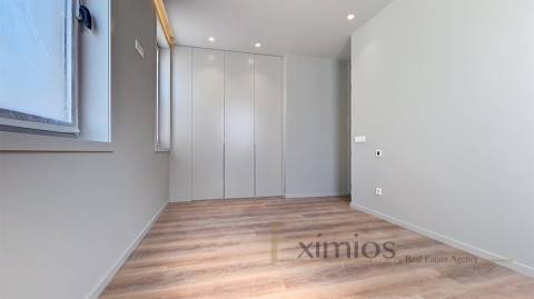 Apartamento T3 remodelado, em 2ª linha de praia, na Póvoa de Varzim
