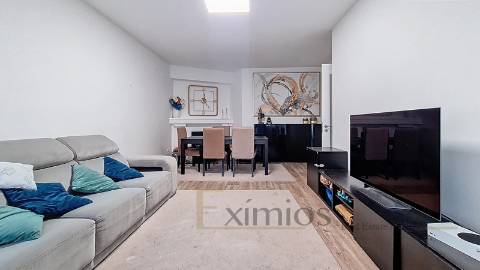 Apartamento T4, remodelado, no centro da Póvoa de Varzim