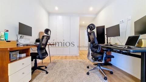 Apartamento T2 com garagem para dois carros, em Gião