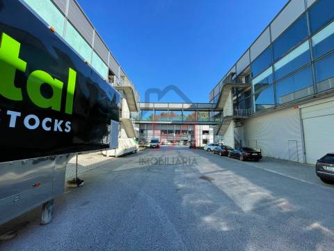 Armazém  Venda em Frazão Arreigada,Paços de Ferreira