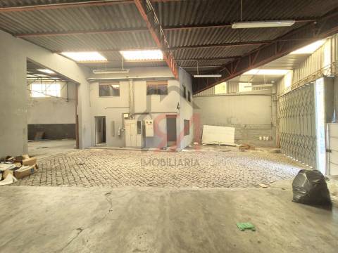 Armazém  Venda em Penamaior,Paços de Ferreira