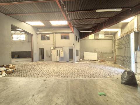 Armazém  Venda em Penamaior,Paços de Ferreira
