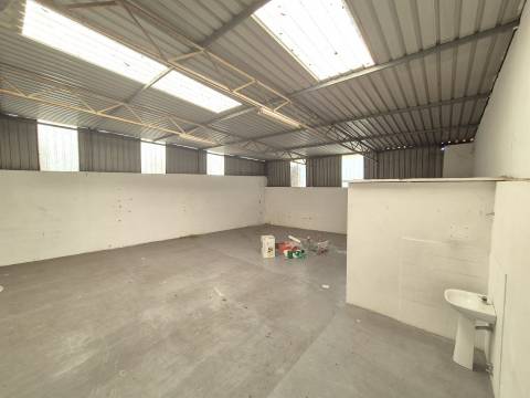 Armazém  Venda em Penamaior,Paços de Ferreira