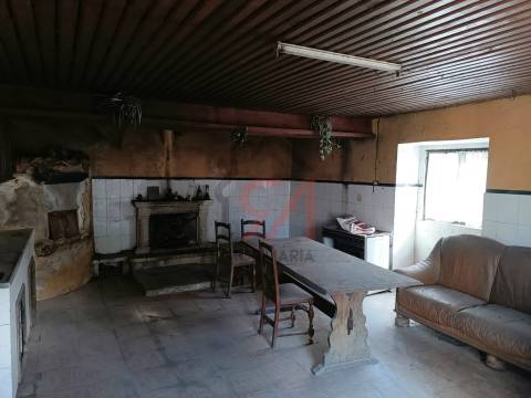 Moradia para Restaurar  Venda em Carvalhosa,Paços de Ferreira