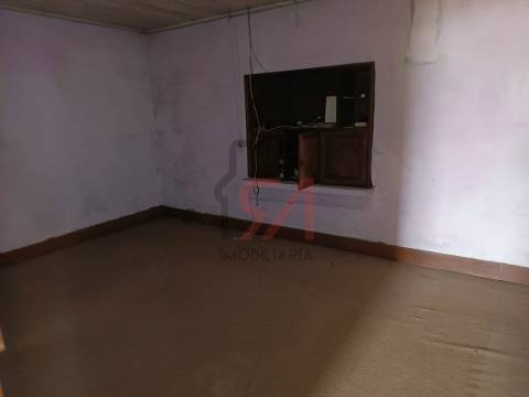 Moradia para Restaurar  Venda em Carvalhosa,Paços de Ferreira