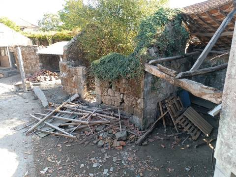 Moradia para Restaurar  Venda em Carvalhosa,Paços de Ferreira