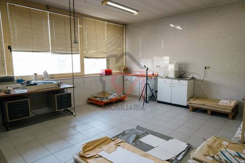 Armazém  Venda em Freamunde,Paços de Ferreira