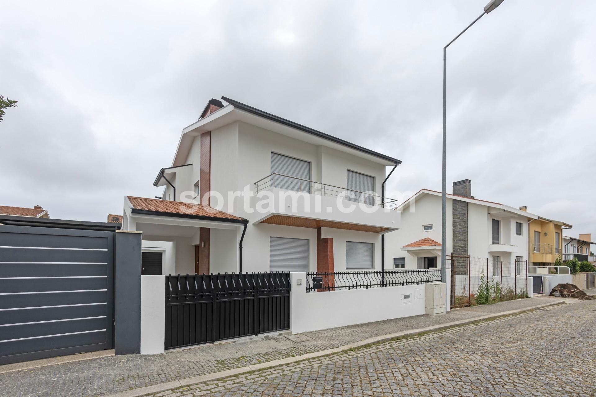 Moradia Isolada T4+1 Venda em Moreira,Maia