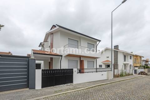 Moradia Isolada T4+1 Venda em Moreira,Maia