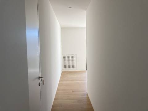 Apartamento T3 Duplex com piscina no terraço.