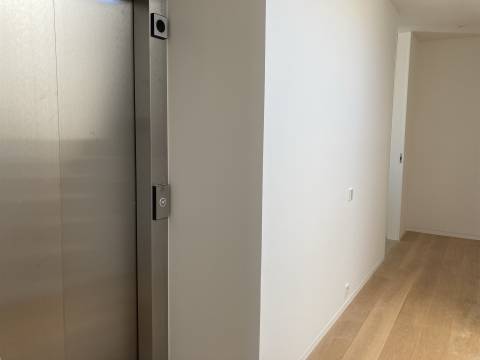 Apartamento T3 Duplex com piscina no terraço.