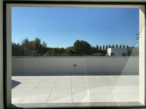 Apartamento T3 Duplex com piscina no terraço.