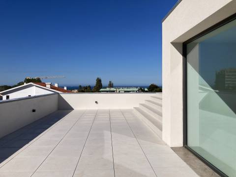 Apartamento T3 Duplex com piscina no terraço.