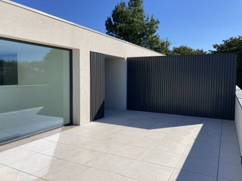 Apartamento T3 Duplex com piscina no terraço.