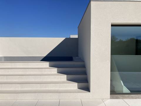 Apartamento T3 Duplex com piscina no terraço.