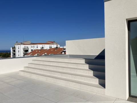 Apartamento T3 Duplex com piscina no terraço.