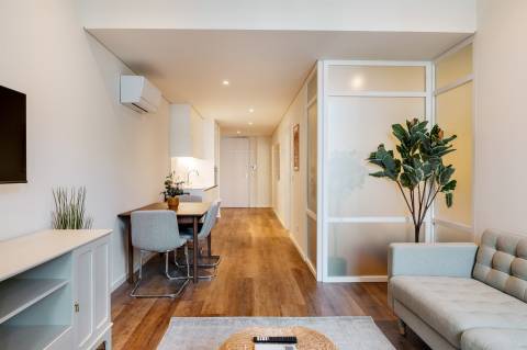 Apt. T1 c/ Varanda  a 190 mt  Est. do Metro S. Bento - Centro Histórico Porto