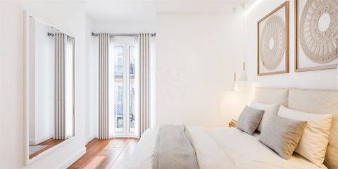 Apt. T2 c/ Varanda a 190 mt  Est. do Metro S. Bento - Centro Histórico Porto