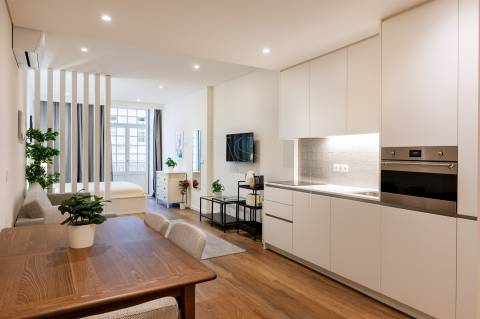 Apt. T2 c/ Varanda a 190 mt  Est. do Metro S. Bento - Centro Histórico Porto