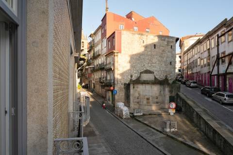 Apt. T2 c/ Varanda a 190 mt  Est. do Metro S. Bento - Centro Histórico Porto