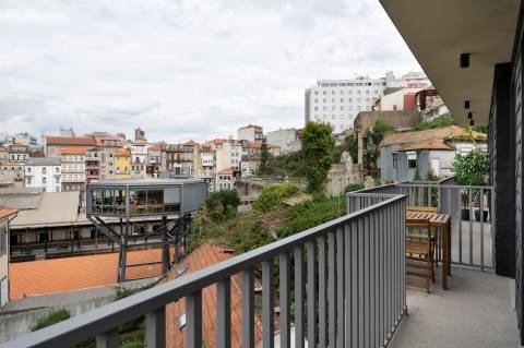 Apt. T1+1 c/ varanda a 190 mt  Est.do Metro S. Bento - Centro Histórico Porto