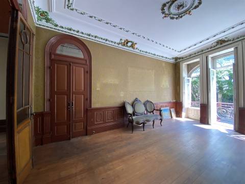 Casa Senhorial em zona histórica do Porto inserida em terreno c/326 m2 já c/ estudo prévio.