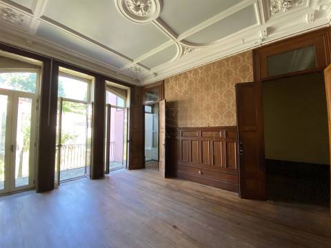 Casa Senhorial em zona histórica do Porto inserida em terreno c/326 m2 já c/ estudo prévio.