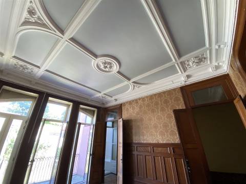 Casa Senhorial em zona histórica do Porto inserida em terreno c/326 m2 já c/ estudo prévio.