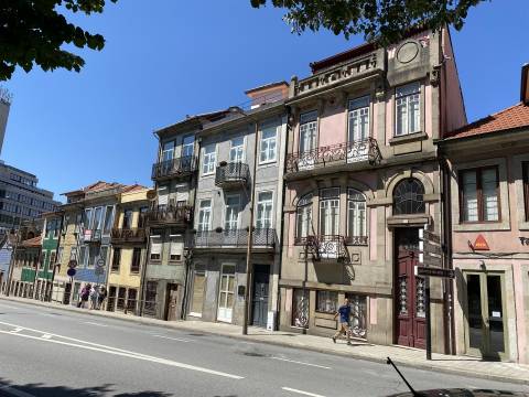Casa Senhorial em zona histórica do Porto inserida em terreno c/326 m2 já c/ estudo prévio.