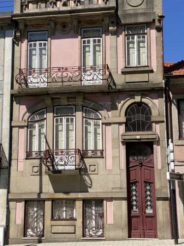 Casa Senhorial em zona histórica do Porto inserida em terreno c/326 m2 já c/ estudo prévio.
