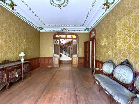 Casa Senhorial em zona histórica do Porto inserida em terreno c/326 m2 já c/ estudo prévio.