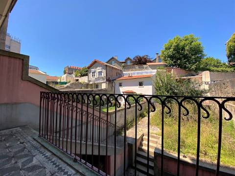 Casa Senhorial em zona histórica do Porto inserida em terreno c/326 m2 já c/ estudo prévio.