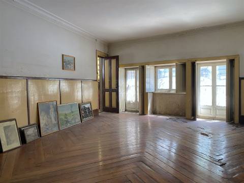 Casa Senhorial em zona histórica do Porto inserida em terreno c/326 m2 já c/ estudo prévio.