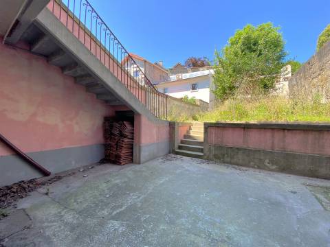 Casa Senhorial em zona histórica do Porto inserida em terreno c/326 m2 já c/ estudo prévio.