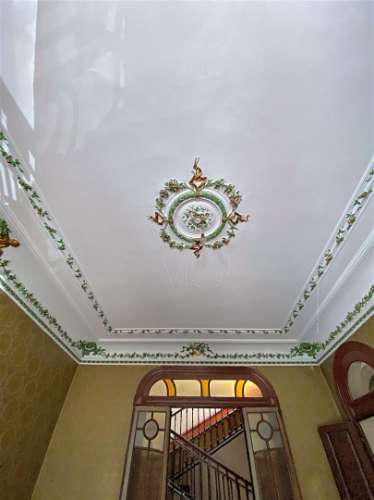 Casa Senhorial em zona histórica do Porto inserida em terreno c/326 m2 já c/ estudo prévio.