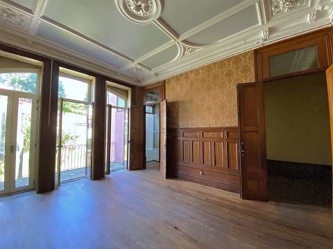 Casa Senhorial em zona histórica do Porto inserida em terreno c/326 m2 já c/ estudo prévio.