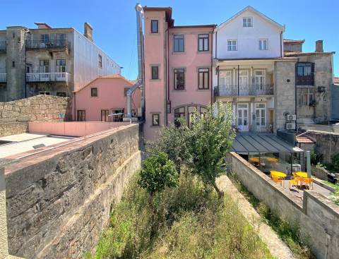 Casa Senhorial em zona histórica do Porto inserida em terreno c/326 m2 já c/ estudo prévio.