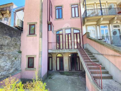 Casa Senhorial em zona histórica do Porto inserida em terreno c/326 m2 já c/ estudo prévio.
