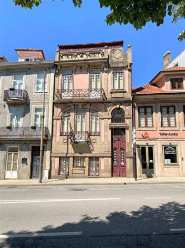 Casa Senhorial em zona histórica do Porto inserida em terreno c/326 m2 já c/ estudo prévio.