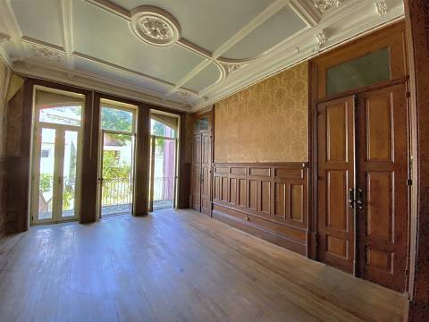 Casa Senhorial em zona histórica do Porto inserida em terreno c/326 m2 já c/ estudo prévio.