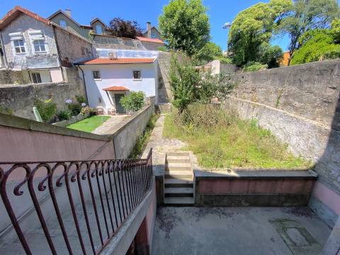 Casa Senhorial em zona histórica do Porto inserida em terreno c/326 m2 já c/ estudo prévio.