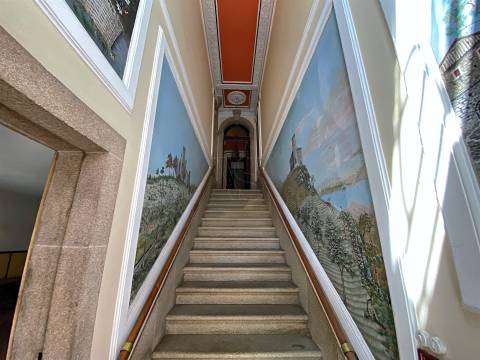 Casa Senhorial em zona histórica do Porto inserida em terreno c/326 m2 já c/ estudo prévio.