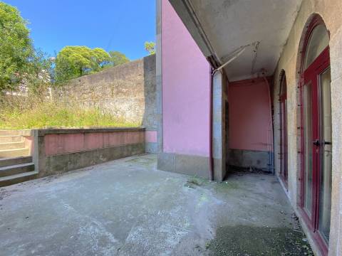 Casa Senhorial em zona histórica do Porto inserida em terreno c/326 m2 já c/ estudo prévio.