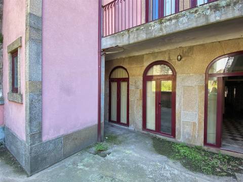 Casa Senhorial em zona histórica do Porto inserida em terreno c/326 m2 já c/ estudo prévio.