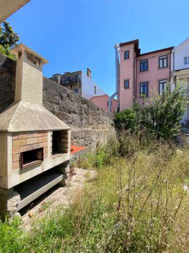 Casa Senhorial em zona histórica do Porto inserida em terreno c/326 m2 já c/ estudo prévio.