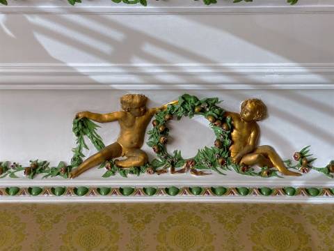 Casa Senhorial em zona histórica do Porto inserida em terreno c/326 m2 já c/ estudo prévio.