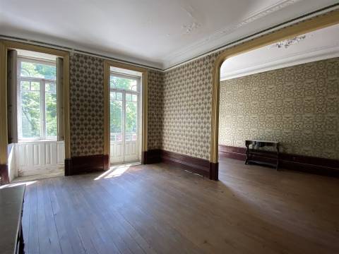 Casa Senhorial em zona histórica do Porto inserida em terreno c/326 m2 já c/ estudo prévio.