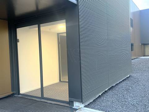 Armazém Indústrial com 2.600m2 e 3 cais carga na Maia