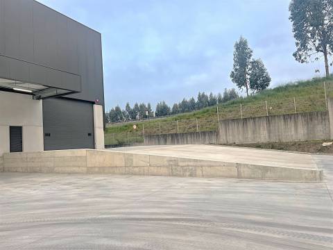 Armazém Indústrial com 2.600m2 e 3 cais carga na Maia